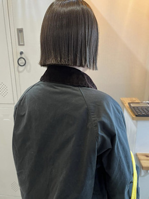 オリーブカラーのぷつっとボブ