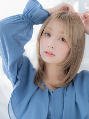 顔まわりレイヤーハイトーンカラーセミディ　ホワイトブロンド