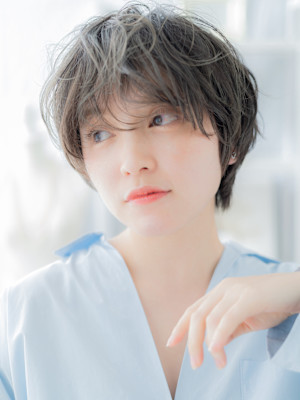 オリーブアッシュくせ毛風フェザーショート　細めハイライト