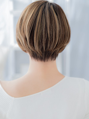 外国人風細めハイライト小顔前髪なしショート　フェザーショート