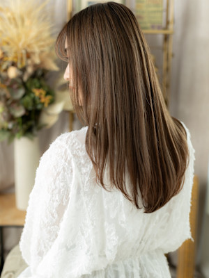 グレーベージュ小顔エアストレートワンカール　細めハイライト