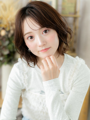 小顔ボブパーマ外ハネカールミディアムウルフ　くすみベージュ