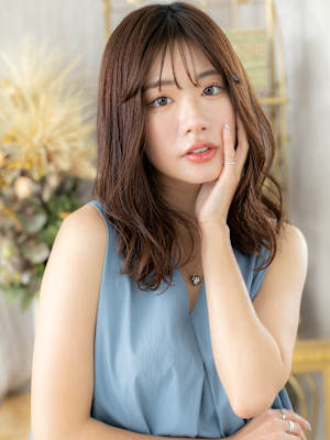 抜け感ミディアムレイヤーカットウェットヘア　マロンベージュ