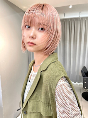 ショートボブ 顔周りレイヤー 外ハネボブ ベージュカラー