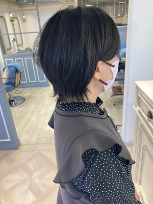 伸ばしかけミニウルフショートで魅せる大人の洗練ヘアスタイル