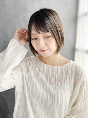 くすみベージュ/顎ラインボブ/抜け感/内巻き