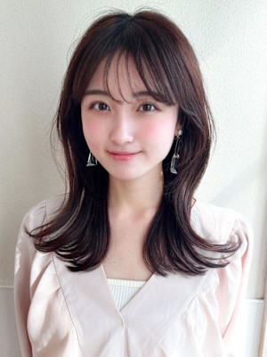 イメチェン後れ毛が可愛い顔周りレイヤー美髪アッシュベージュ