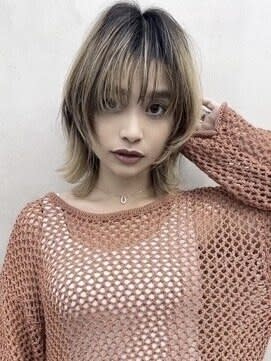 くびレイヤーひし形　ミディアムウルフ　ウルフカット