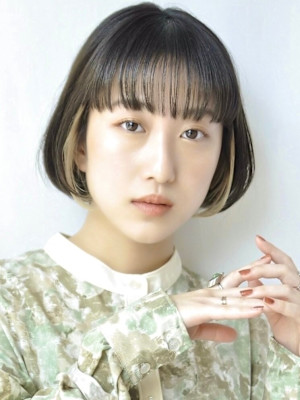 ぱつんとバングミニボブ/インナーカラーベージュ