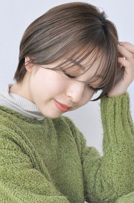 髪が綺麗に見える艶ショートボブ 