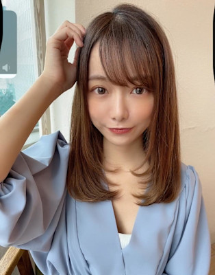 後れ毛が可愛い顔周りレイヤーナチュラルアッシュ