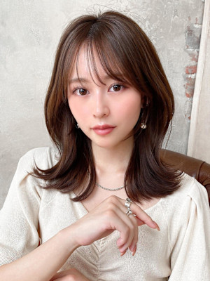 後れ毛が可愛い顔周りレイヤーナチュラルアッシュ