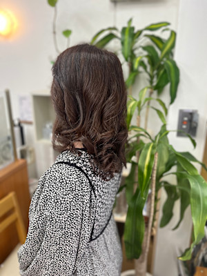 ナチュラルブラウンで仕上げるクラシックカール