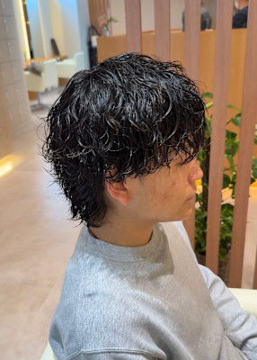 襟足ありの波巻きパーマ