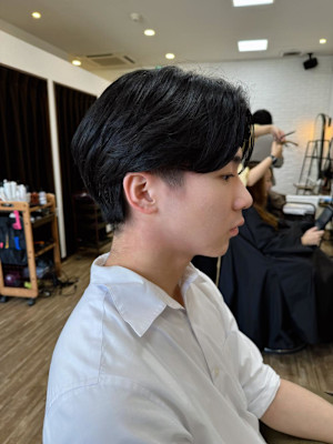 『メンズ』クビレののある毛流れセンターパート