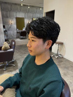 『メンズパーマ』スッキリとしたシルエット