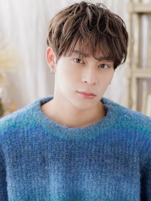 ニュアンスデザインくせ毛風フェザーショート　フェザーパーマ