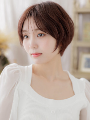 チェリーレッド前下がりミニウルフショート　フェザーショート