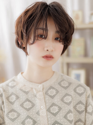 前髪パーマフェザーショート抜け感カジュアル　マロンベージュ