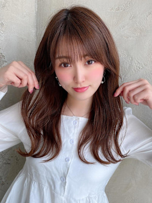 イメチェン後れ毛が可愛い顔周りレイヤー美髪アッシュベージュ