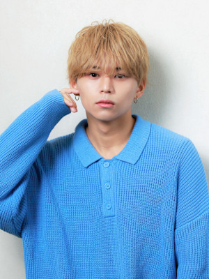 ホワイトブロンドカラー×無造作シースルーバング