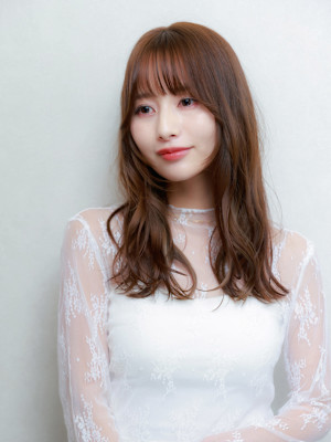 ローレイヤースタイル×大人可愛いグレージュカラー