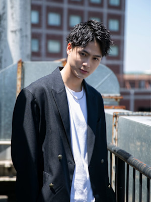 短髪モテヘア×センターパート