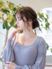 後れ毛が可愛いお呼ばれお団子アレンジ　シニヨン二次会結婚式