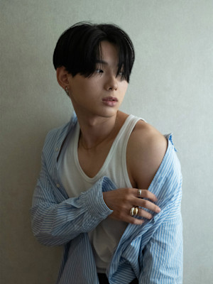 韓国風ウェット黒髪センターパート