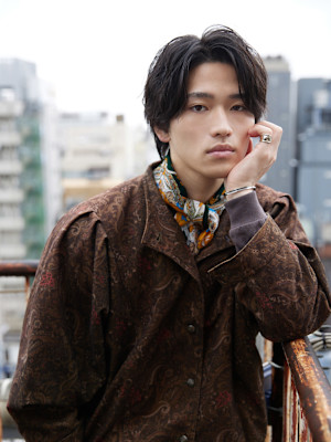 黒髪で遊ぶセンターパート