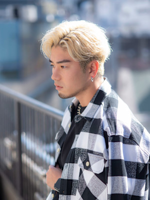 メンズハイトーン×ツーブロックのセンターパート