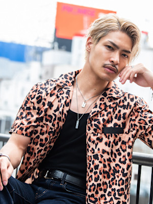 主役になれるダブルカラー×サイドパートアップバング