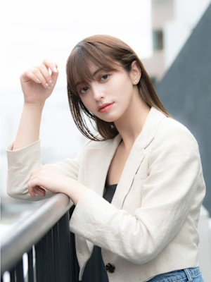 透明感カラー×前髪ありのナチュラルストレート