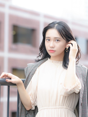 耳掛けセンターパート×濡れ髪外ハネミディ