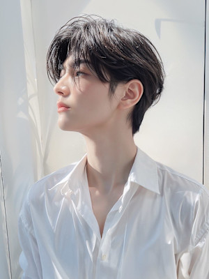 毛流れセンターパート無造作パーマツーブロック刈り上げ