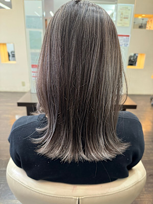 モノトーンカラー&ハイライトでシンプルヘアを可愛くおめかし