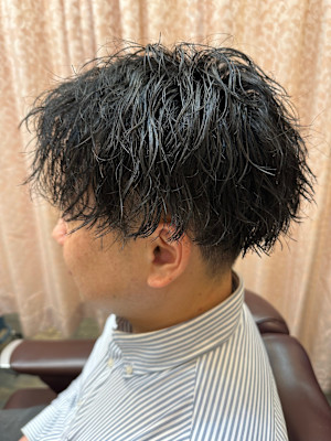 ナチュラルツイストスパイラルパーマツーブロックセンターパート