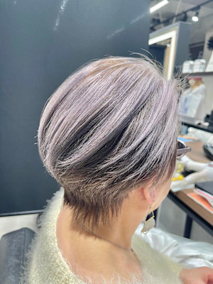 アンブレラカラー、ラベンダー、シルバー、丸みショートボブ