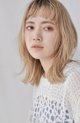 透明感ベージュ　ブロンドくびれミディ 