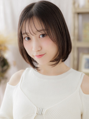 透けバング前下がり切りっぱなし黒髪ミニボブ　くすみベージュ