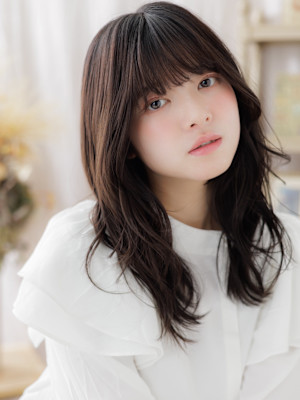 厚めバング顔回りレイヤーカット重めスタイル　韓国風巻き