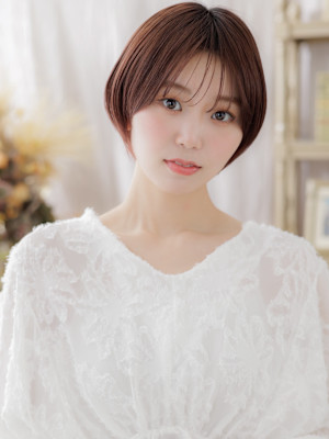 艶カラー前下がりショートヘルシースタイル　フェザーショート