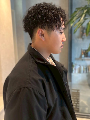 ツイストスパイラルパーマ ツーブロック センターパート 束感