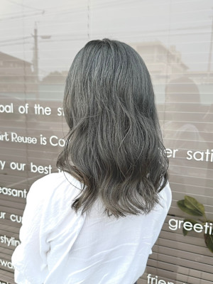 ブリーチで明るすぎないアッシュカラーに！