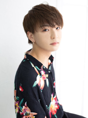 ショートに合うオリーブブラウンカラーです。