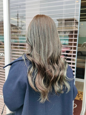 マットなハイライトで人とは違うカラーに💚