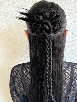 ねじりのカチモリハーフアップ