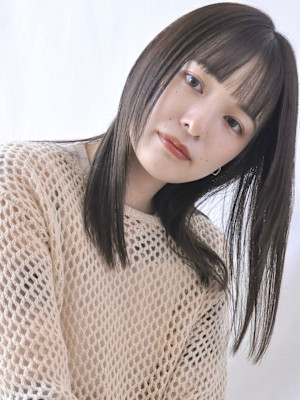 ミディアムヘア透明感カラーフルバング似合わせカット20代