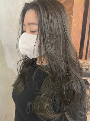 オリーブベージュ×レイヤースタイル