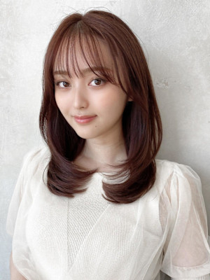 後れ毛が可愛い顔周りレイヤーナチュラルアッシュ